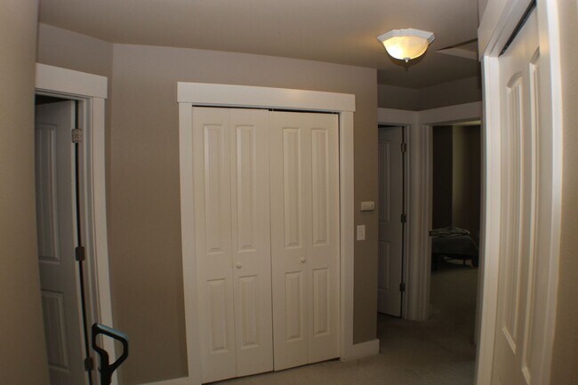 Building Photo - 3 Bedroom 2.5 Townhome