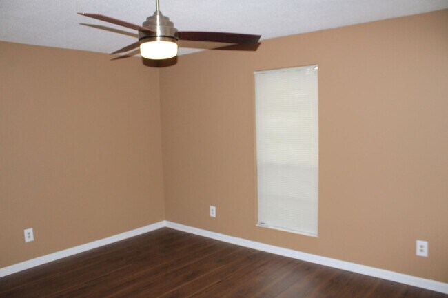 Building Photo - 2 Bedroom 1.5 Bath W/ Formal Living & Family Room