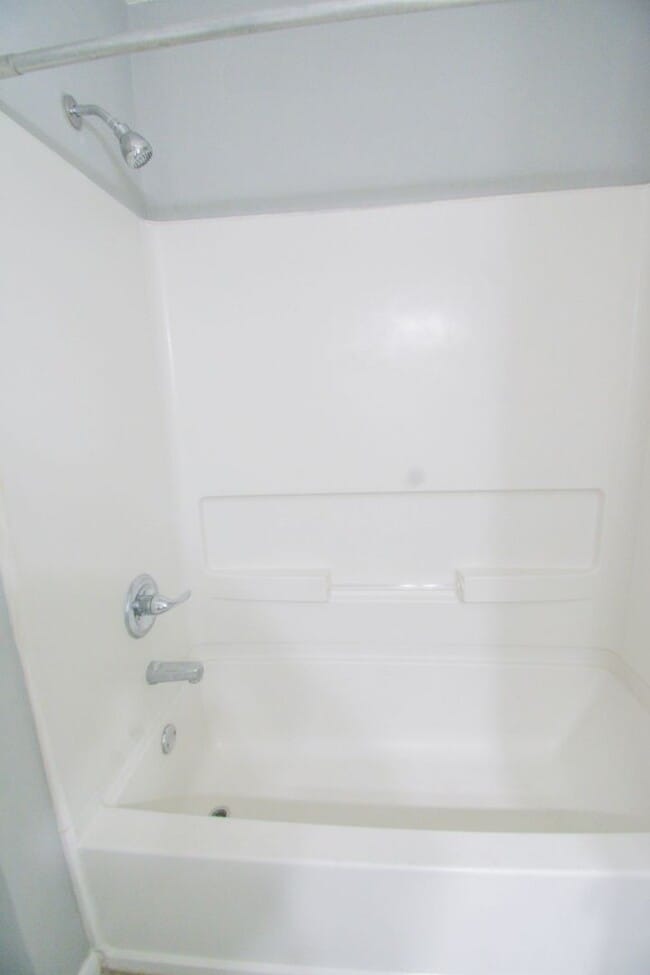 Building Photo - 3 Bedroom 2 Bathroom-Modern Upgrades