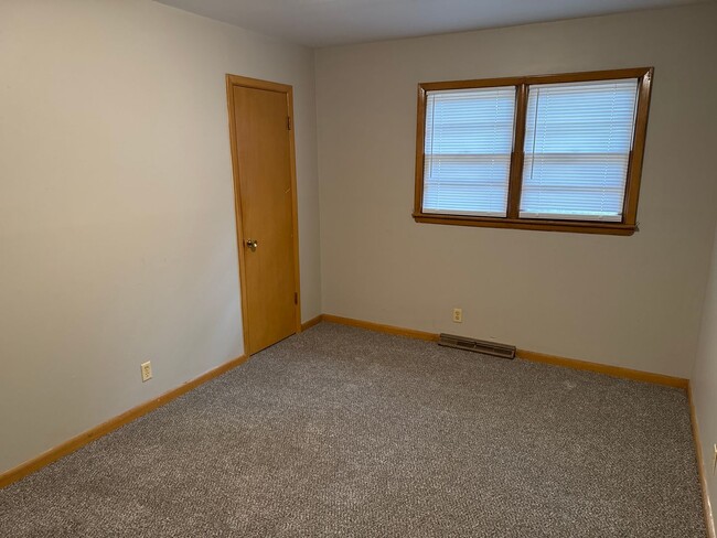 Building Photo - 3 Bedrooms! 1 Car Garage! Close to Bass Pr...