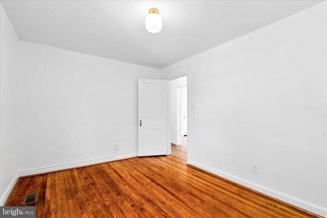 Building Photo - 117 W 14th St