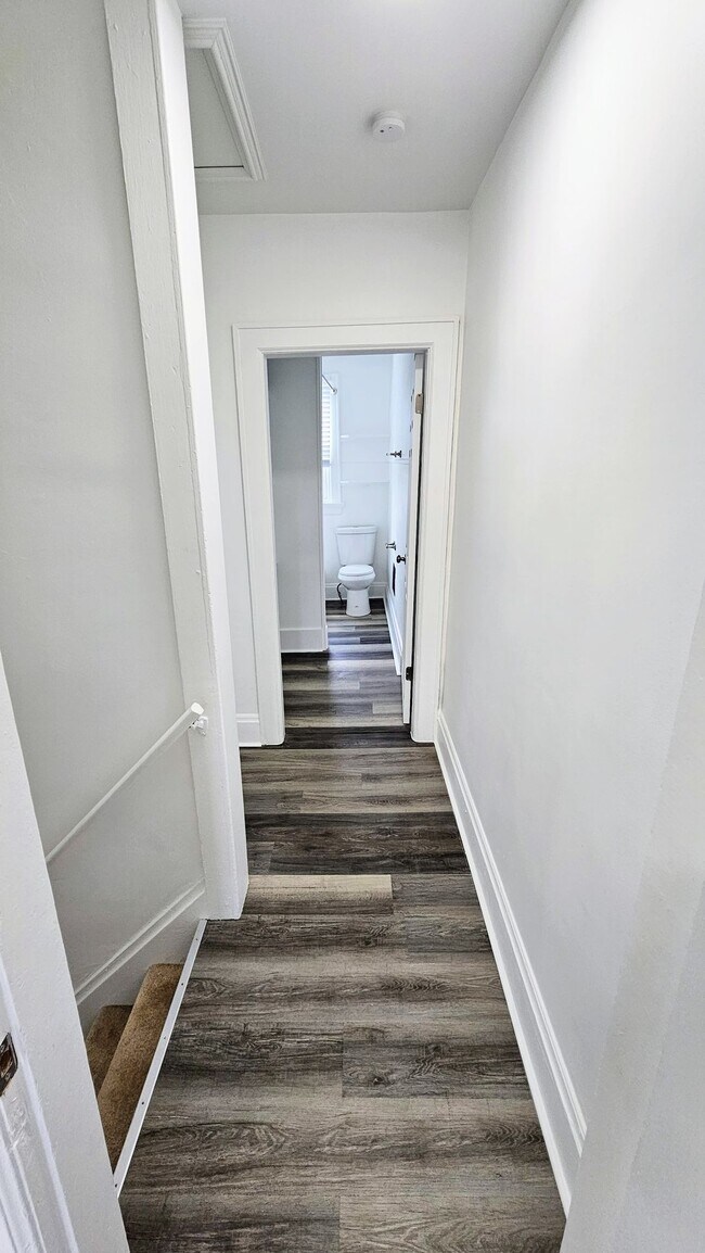 Building Photo - Fully renovated...extra half bath...laundr...
