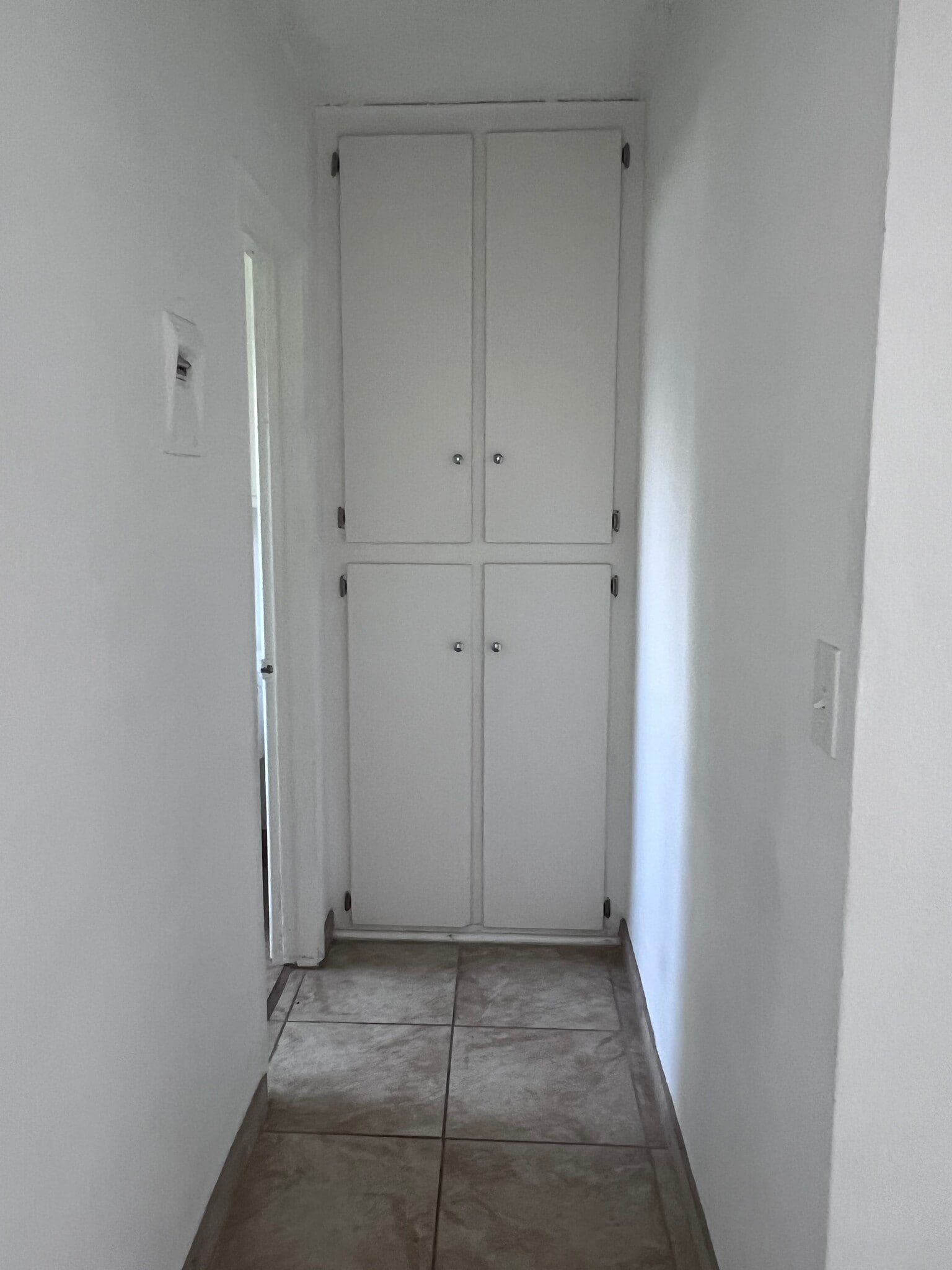 Lining Closet Hallway - 412 Calle Cinco