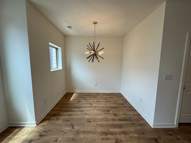 Building Photo - Stylish 3 Bed 2.5 Bath Interior Townhome I...
