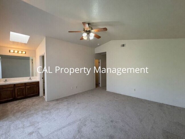Building Photo - Rare 4 bedroom 2 bath rental in Pine Meadow Estates King City!