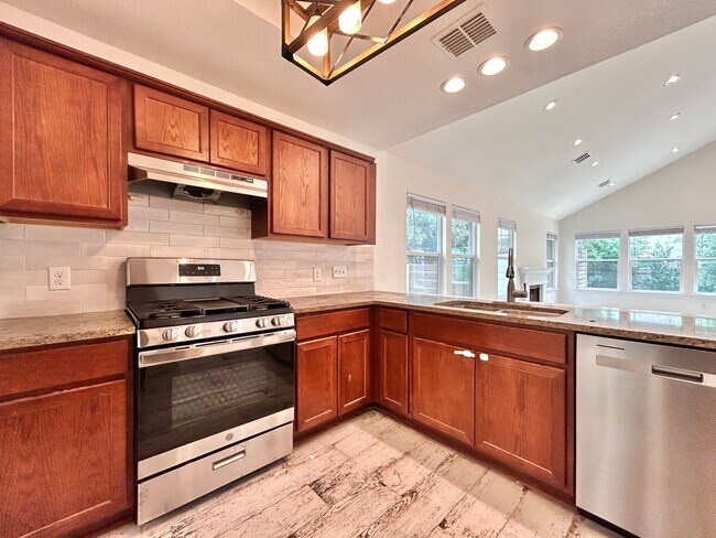 Building Photo - Beautiful 3/BR 2.5/BA Home with Modern Fin...