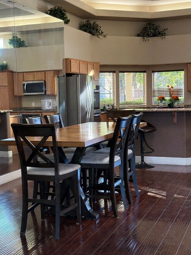 Building Photo - Cute Lower Level Condo