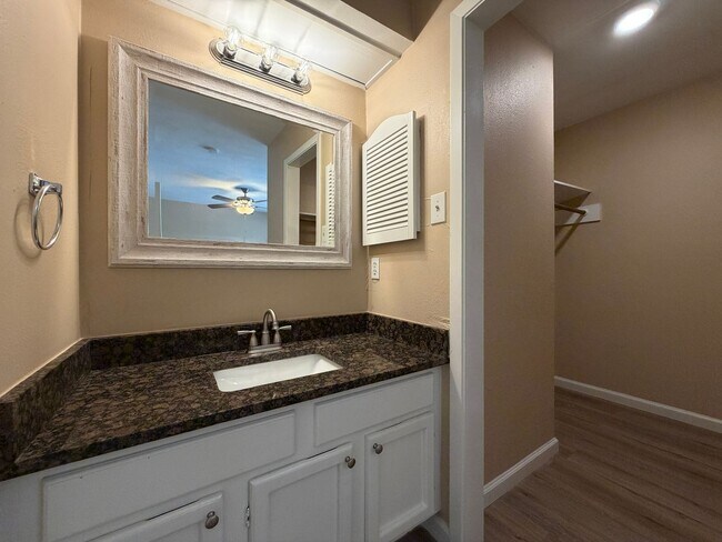 Building Photo - South Side Two Story Townhome!!