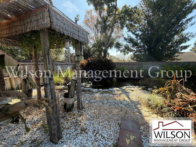 Building Photo - 1366 Valhalla St