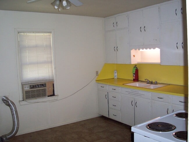 Building Photo - 2110 Elm Ln