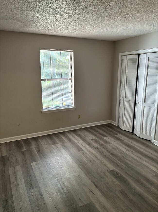 Building Photo - 415 Admiral's Walk Dr