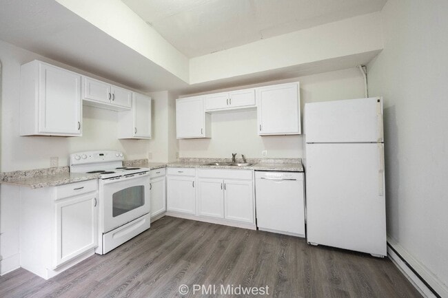 Building Photo - "Charming Duplex Retreat: Spacious 2-Bedro...