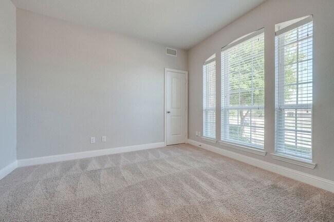 Building Photo - Welcome to this beautiful 4-bedroom, 3.5-b...