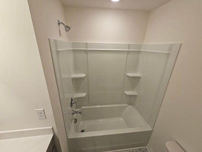 Building Photo - Like New townhome in Monroe!