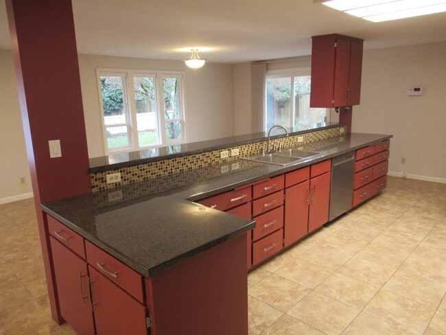 Building Photo - Four Bedroom Home in the Hills of South Salem