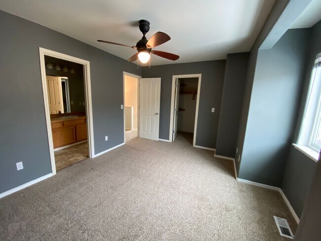 Building Photo - A lovely (3) bed, (2) bath end-unit townho...