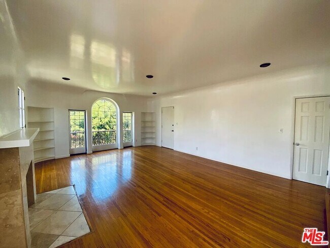 Building Photo - 942 S Mansfield Ave