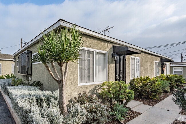 Building Photo - 12621 Glenshire Rd, 12618 Lakewood Blvd.