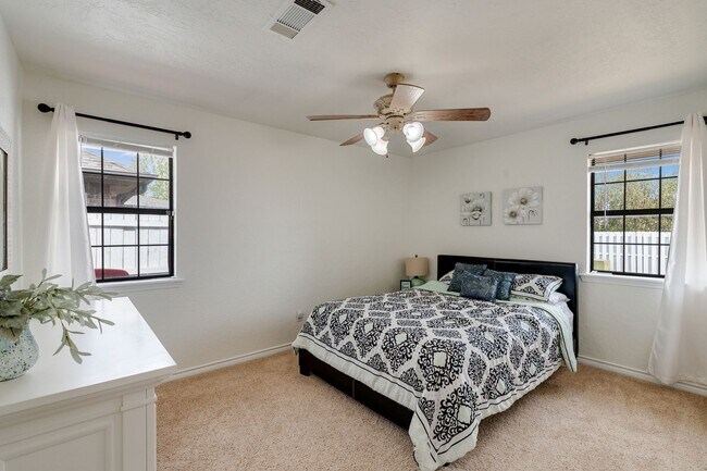 Building Photo - Beautiful 3-Bedroom home!