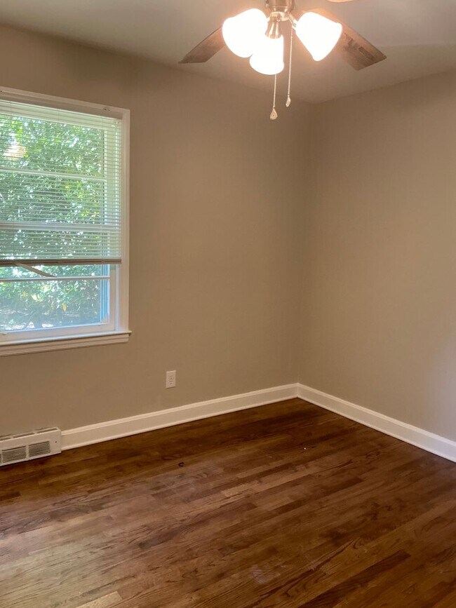 Building Photo - **COMING SOON! Beautiful Remodel In Progre...