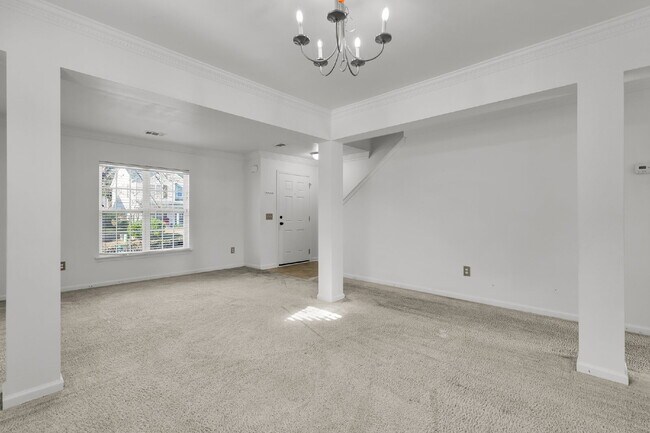 Building Photo - 3 Bedroom 2.5 bath home with 2 car garage located in Shadow Moss