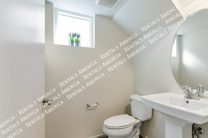 Building Photo - 872 E Park Modern Dr