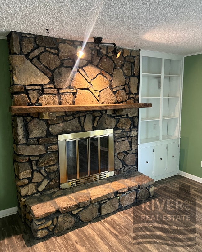 Building Photo - 1233 Ridge Dr