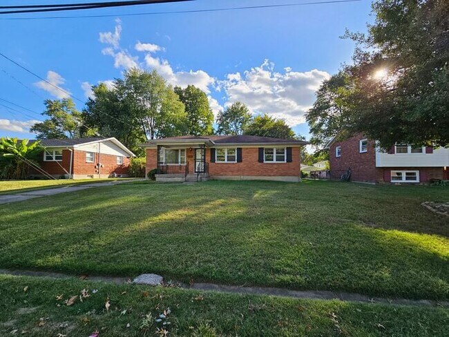 Building Photo - Spacious 3 Bedroom, 1.5 Bath House with Detached Garage