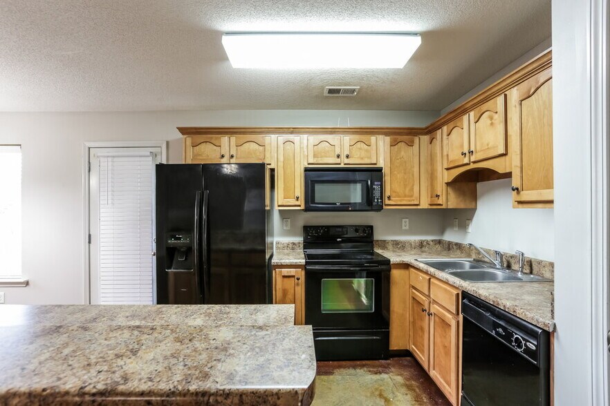 Building Photo - 3044 Magnolia Dr