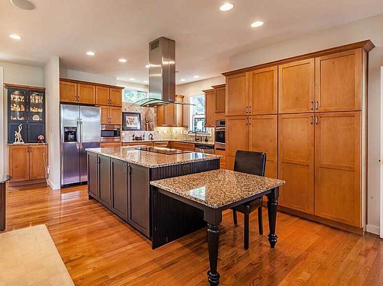 Premium kitchen with high-end appliances and surfaces - 876 Woodruff Place West Drive