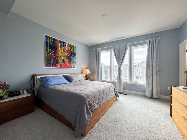 Building Photo - Fantastic 4 Bed 3.5 Bath End Unit Townhome In Potomac Shores Town Center