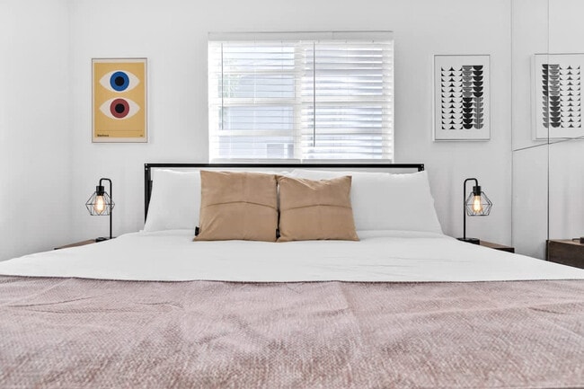 Building Photo - 730 N 72nd Terrace