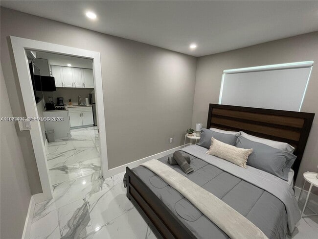 Building Photo - 4910 SW 28th Terrace