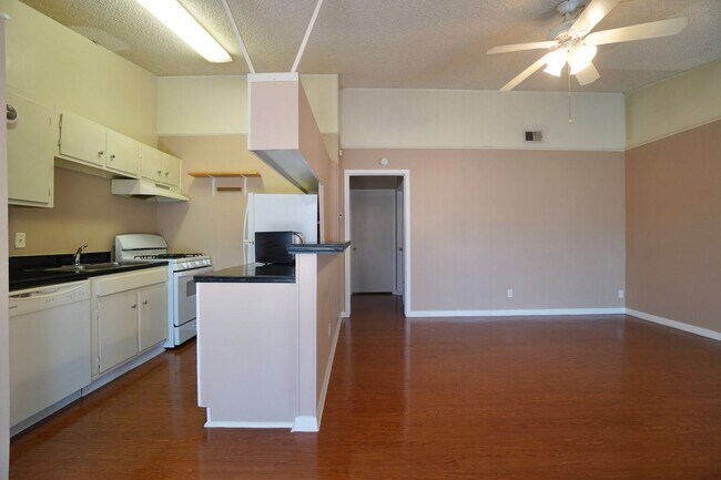 Building Photo - 618 W 51st St