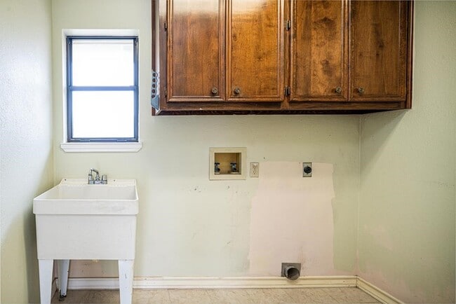 Building Photo - 108 Holly Hill Dr