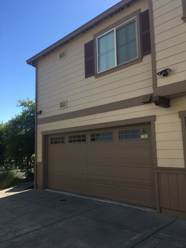 Primary Photo - Three Bedroom Townhouse Style Apartment wi...