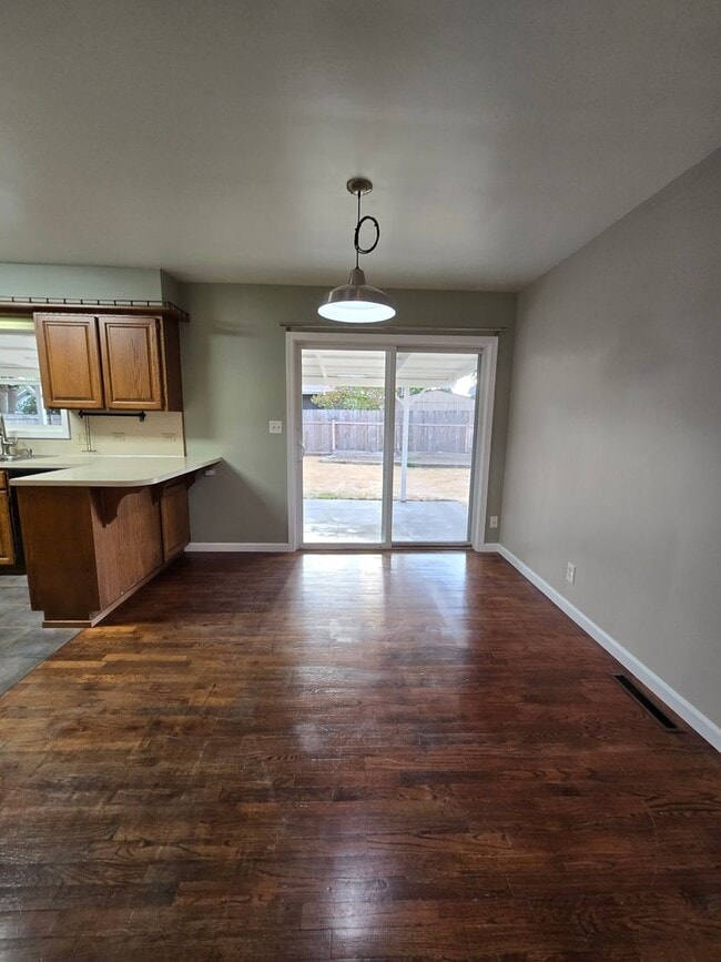 Building Photo - Pet Friendly Single Level 3 Bed 2 Bath Hom...
