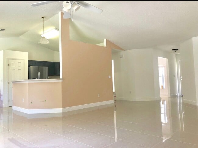 Building Photo - 1241 SW Melrose Ave