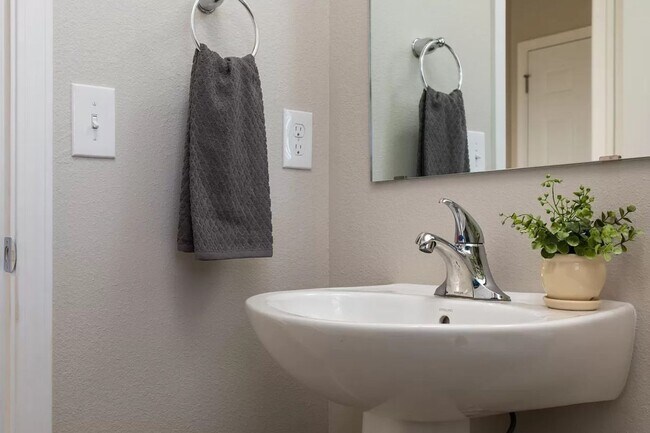 Building Photo - Large Newer Colonial for Lease in Fowlerville Schools