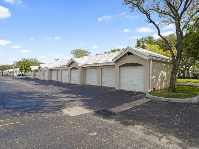 Building Photo - 2871 N Oakland Forest Dr