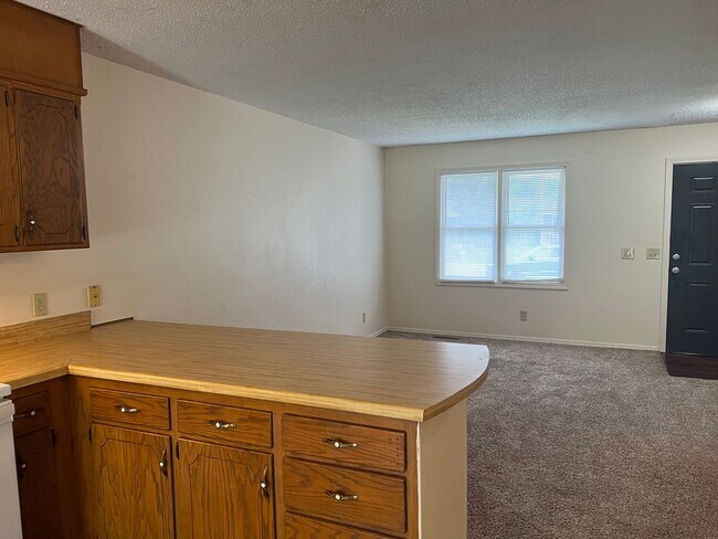 Building Photo - 2 Bedroom, 2 Bathroom Duplex in SW Springfield