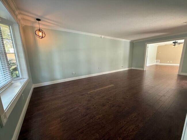 Building Photo - Gulf Breeze - Proper - 5 bedroom, 3.5 bathroom with pool and lawn care included