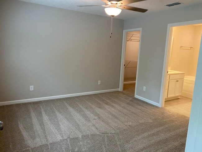 Building Photo - 3 BD 2.5 BA | 2 Car Garage | End Unit Townhome