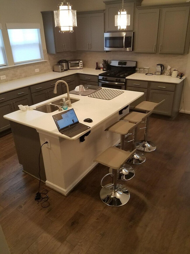 Building Photo - Room in Townhome on Metropolitan Dr