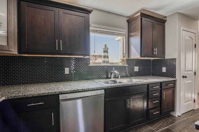 Building Photo - Beautiful East side House with 3 beds-2.5 ...