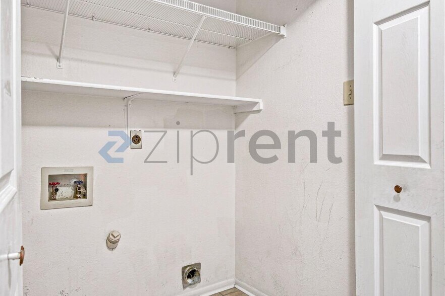 Building Photo - Unit