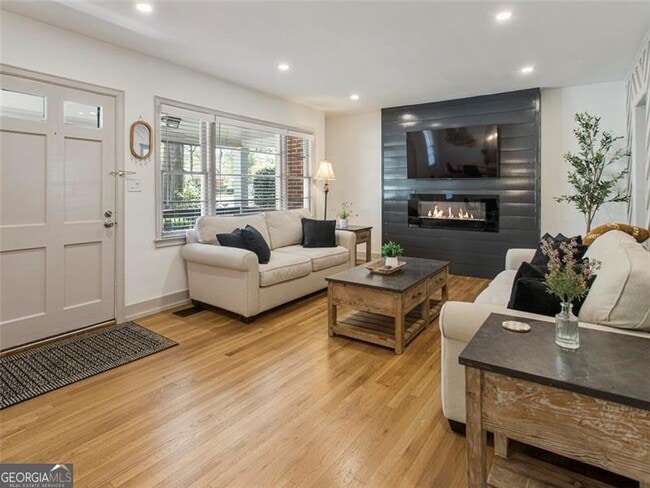 Building Photo - 1572 Berkeley Ln NE