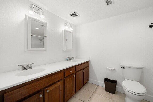 Building Photo - Charming 2-Bedroom, 1-Bathroom Fully Furnished Condo in the Heart of Downtown St. Petersburg!