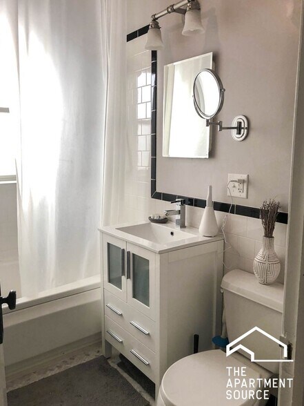 Building Photo - 4808 N Paulina St