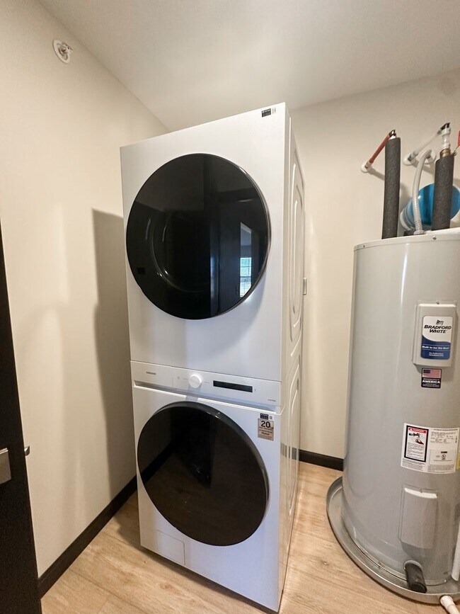 Building Photo - Beautiful 2 Bed, 2 Bath Apartment in PRIME location! Furnished & Unfurnished Options Available!